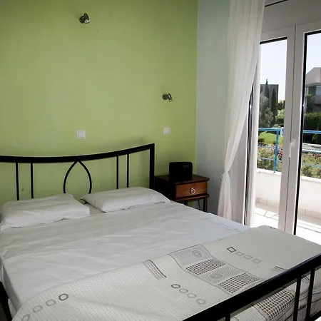 Romanos Xi * Xi Beach